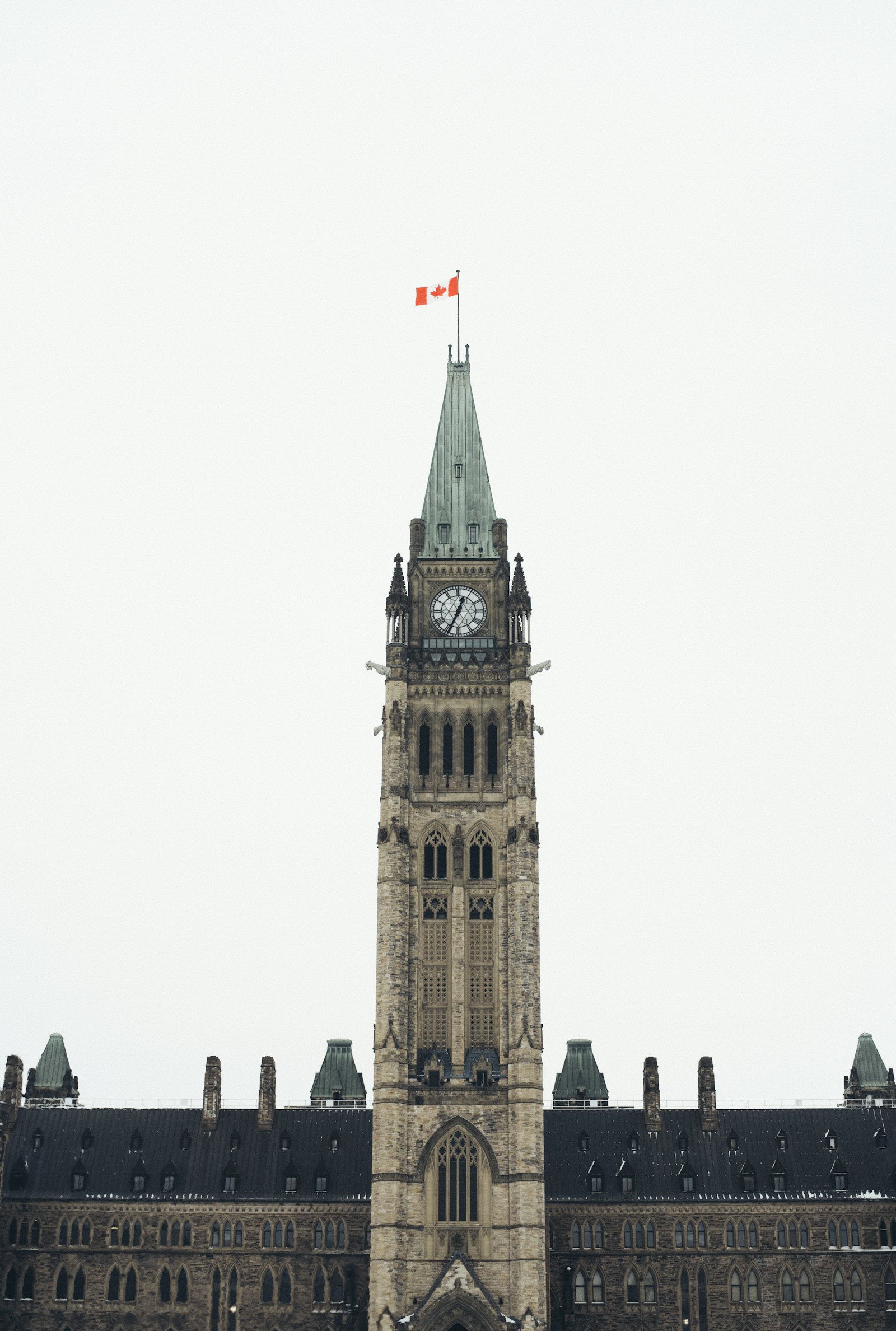加拿大联邦政府建筑,EI 就业保险由联邦 ESDC 和 Service Canada 负责管理