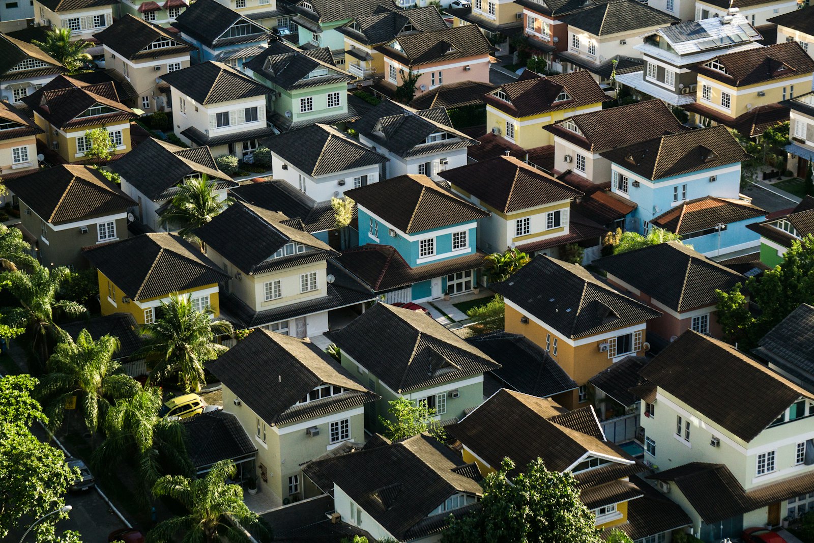加拿大典型郊区住宅鸟瞰，整齐的独立屋社区和宽阔街道