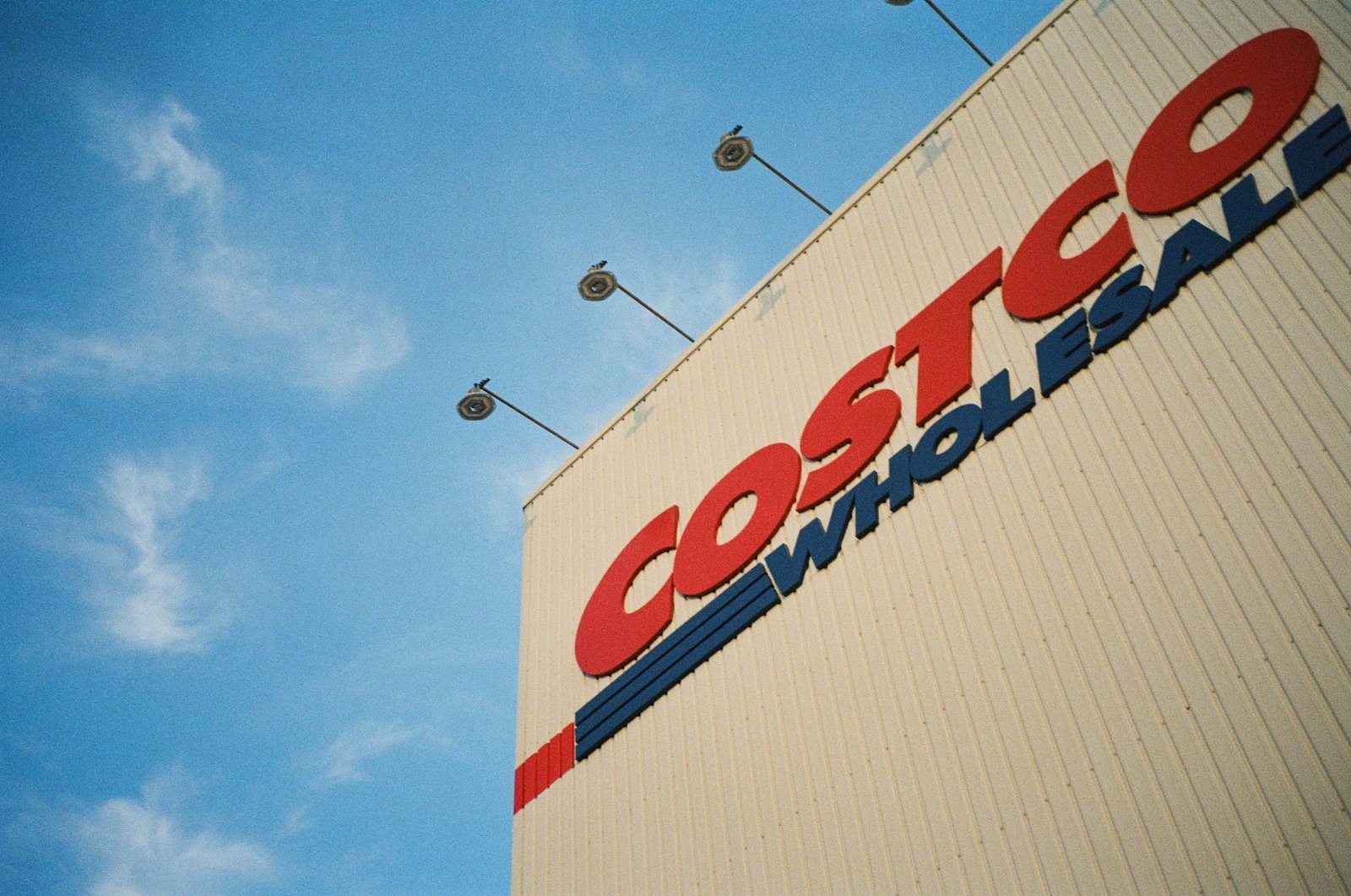 Costco 仓储超市宽大的走道和超大包装商品货架