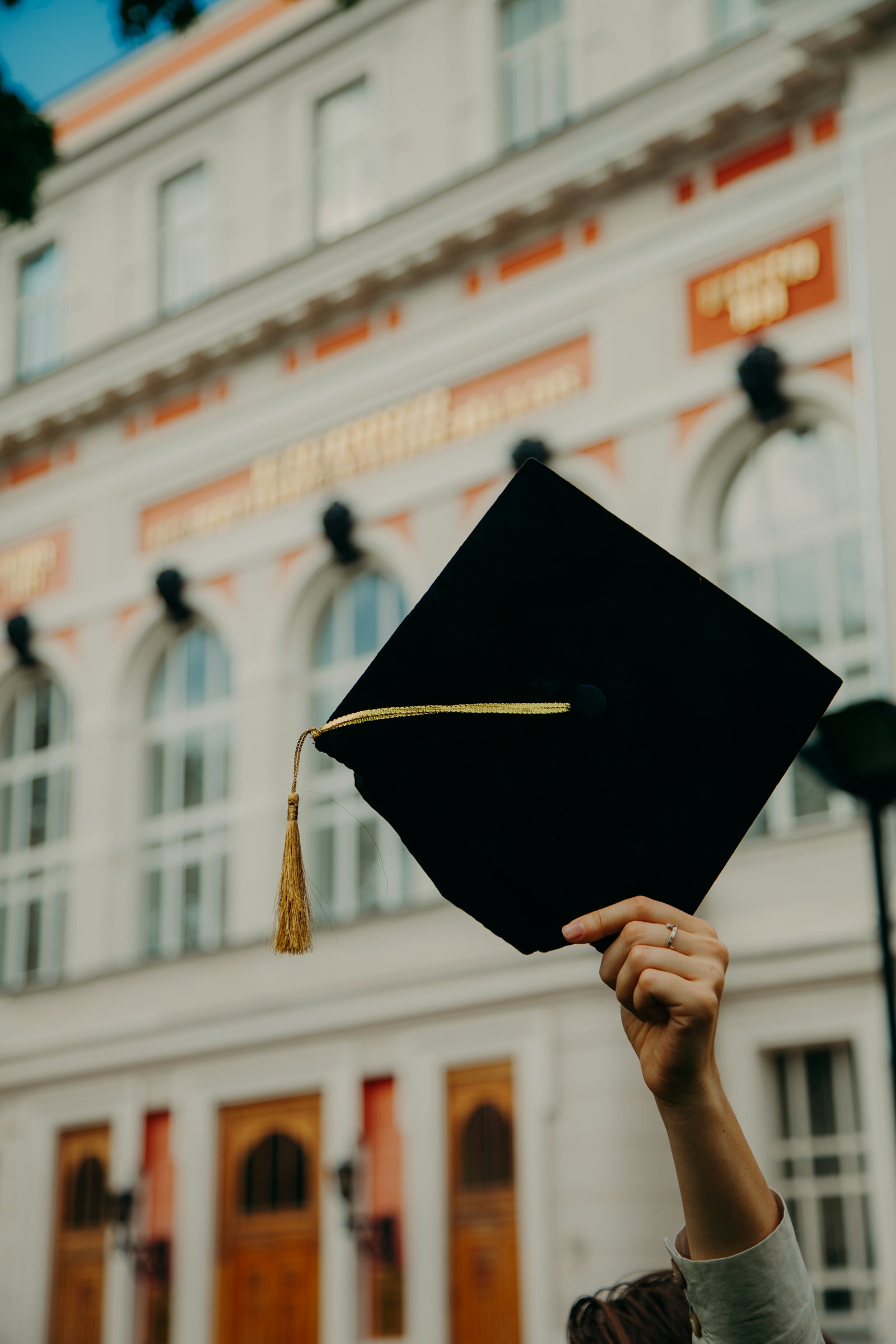 学生身着学士服手持学位帽，代表从加拿大大学毕业