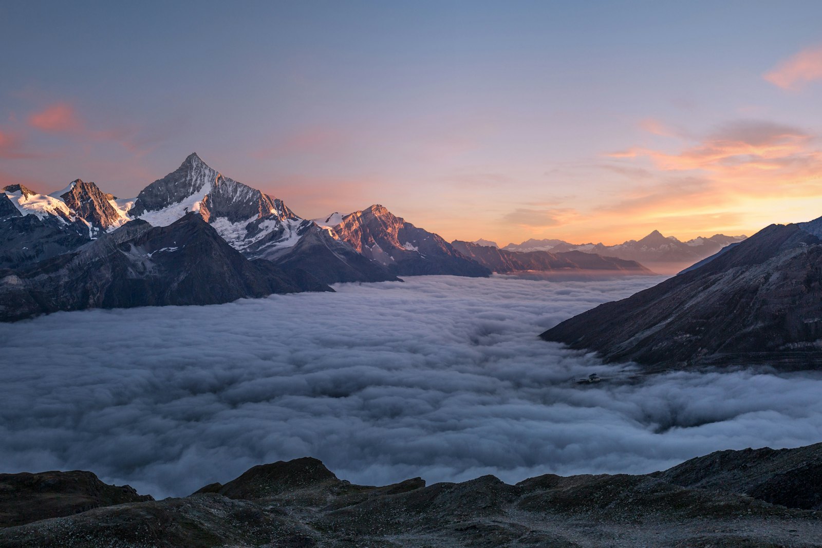 清晨云海中的群山，意象化呈现怀俄明州这类地广人稀的山地州