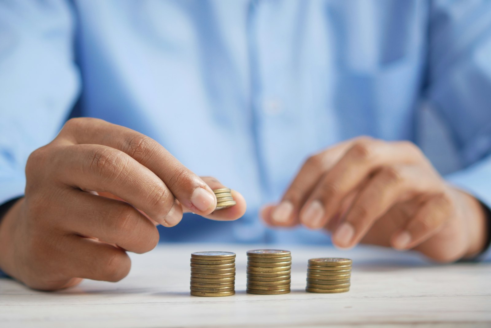 金属硬币叠加排列,象征长期定期定额投入 TFSA 和 RRSP 带来的复利积累效应